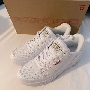White Levi’s 5.5(M) 7.5(W) sneakers NEW
